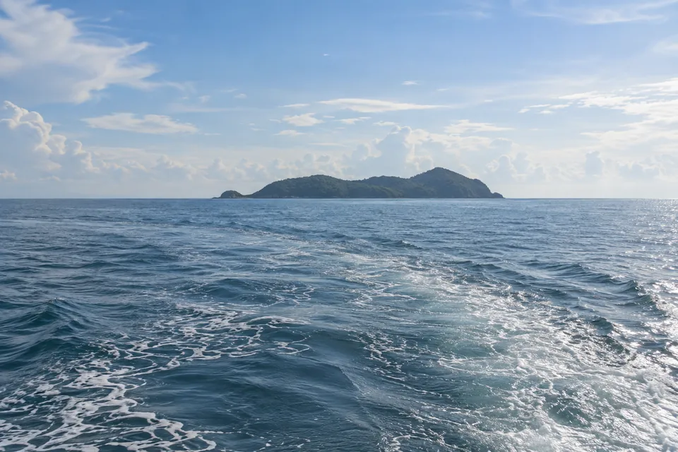 Море и след морской прогулки у островов Паттайи